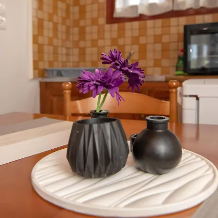 Apartment Aristofanis 3 *